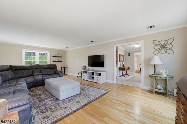 10 Acorn Dr, Washington Twp., NJ 07853