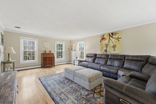 10 Acorn Dr, Washington Twp., NJ 07853