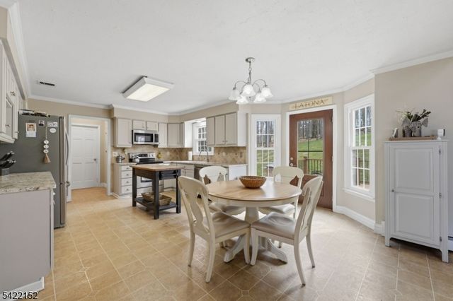 10 Acorn Dr, Washington Twp., NJ 07853