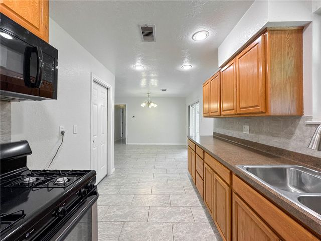 506 Avondale Lane, Friendswood, TX 77546
