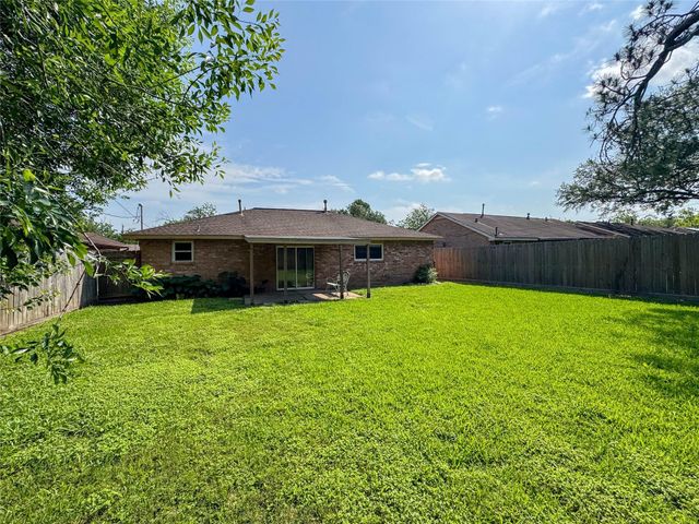 506 Avondale Lane, Friendswood, TX 77546
