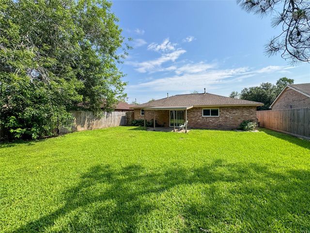 506 Avondale Lane, Friendswood, TX 77546