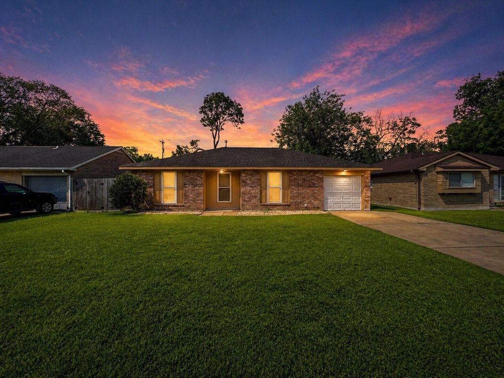 506 Avondale Lane, Friendswood, TX 77546