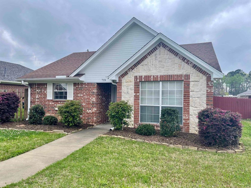 715 University, Carthage, TX 75633