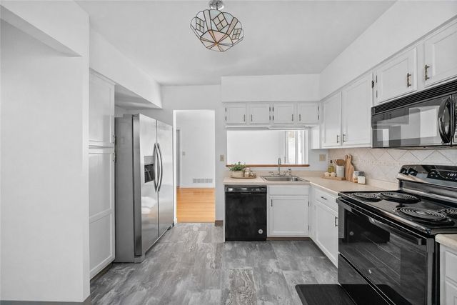 162 Old Village Lane, Bethel Park, PA 15102