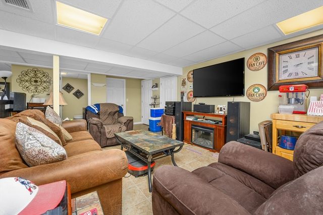 138 Sprague St, Fall River, MA 02724