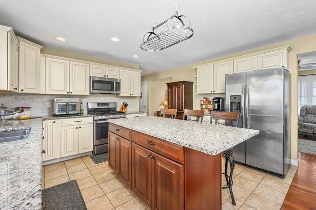 138 Sprague St, Fall River, MA 02724