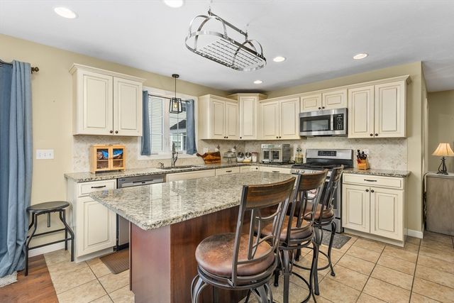 138 Sprague St, Fall River, MA 02724