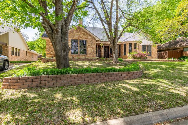2704 Winding Oaks Drive, Arlington, TX 76016
