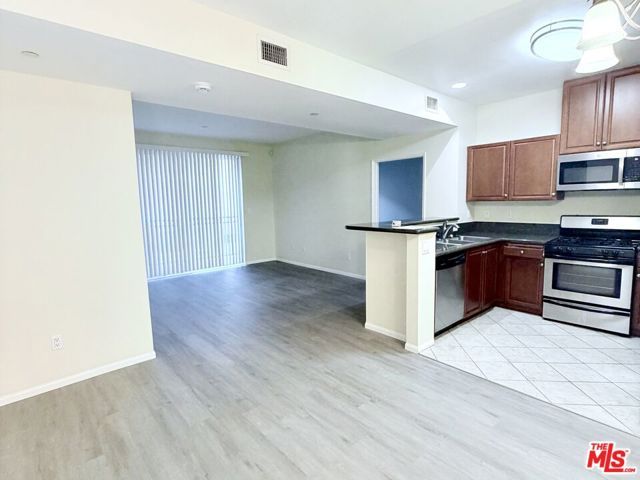 13941 Sherman Way 204, Van Nuys (los Angeles), CA 91405