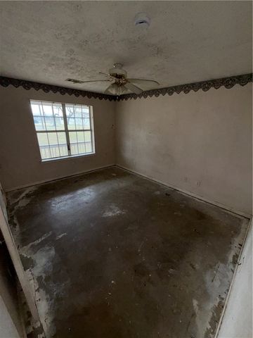 1105 West Davis Street, Hearne, TX 77859