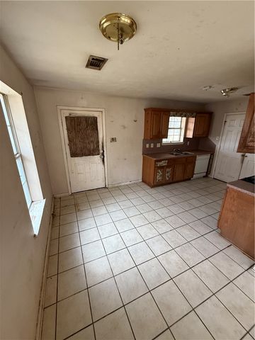 1105 West Davis Street, Hearne, TX 77859