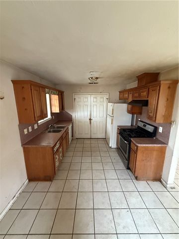 1105 West Davis Street, Hearne, TX 77859