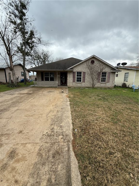 1105 West Davis Street, Hearne, TX 77859