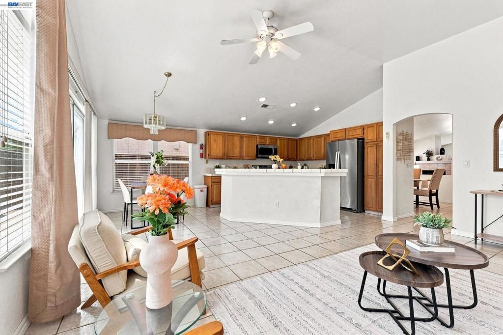 Image 11 of property listing at 1520 Deer Run Ln, Tracy, CA 95376
