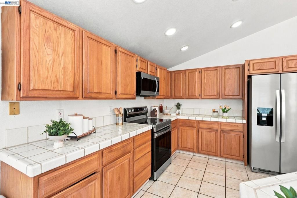Image 12 of property listing at 1520 Deer Run Ln, Tracy, CA 95376