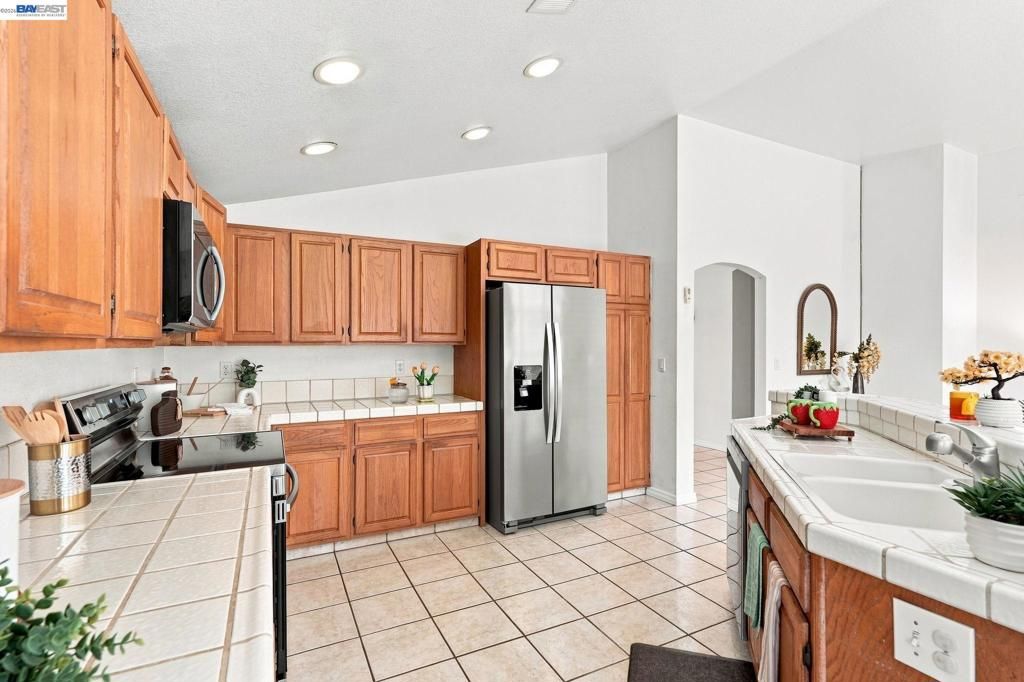 Image 13 of property listing at 1520 Deer Run Ln, Tracy, CA 95376