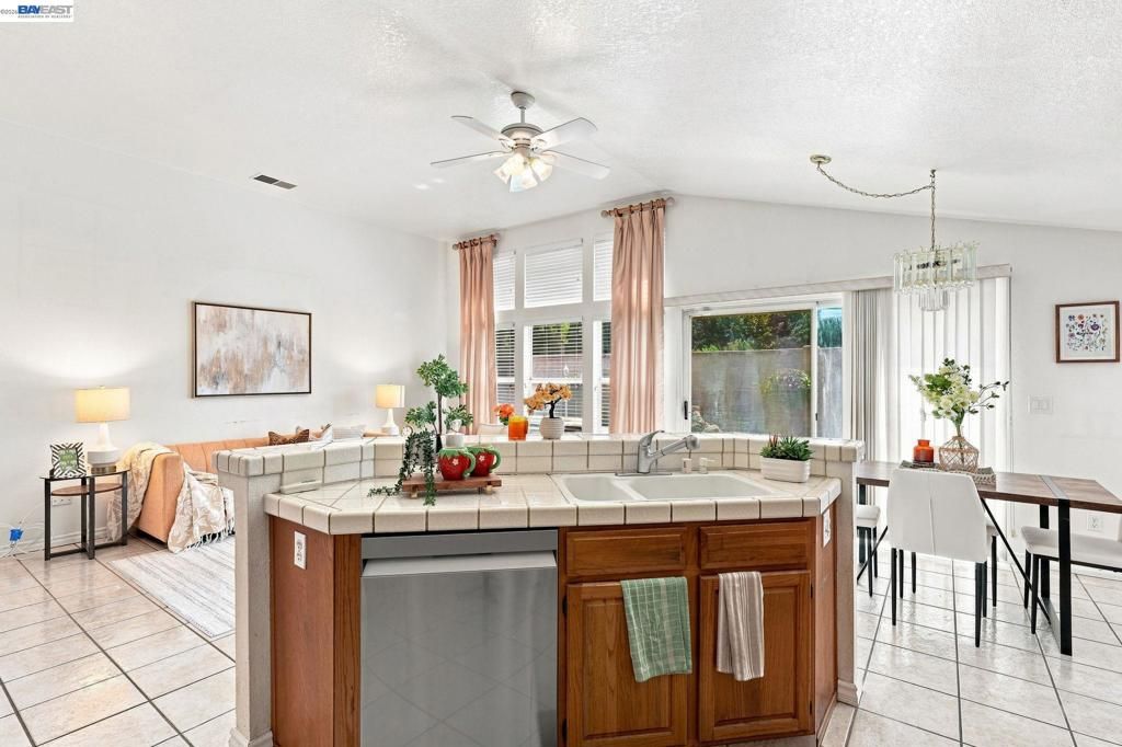 Image 14 of property listing at 1520 Deer Run Ln, Tracy, CA 95376