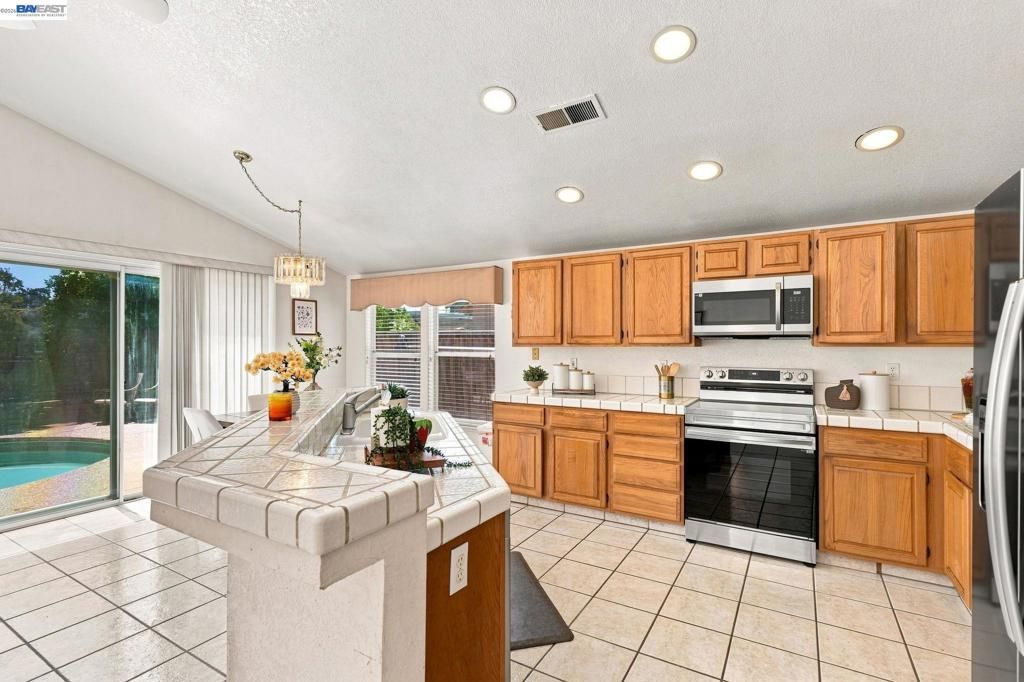 Image 15 of property listing at 1520 Deer Run Ln, Tracy, CA 95376
