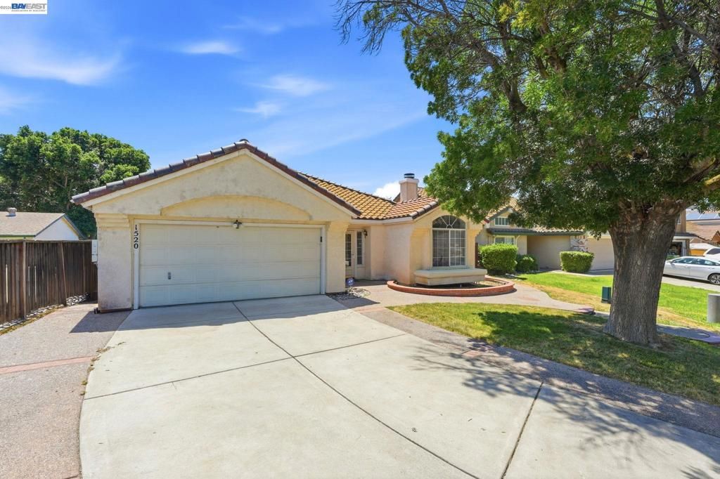 Image 2 of property listing at 1520 Deer Run Ln, Tracy, CA 95376