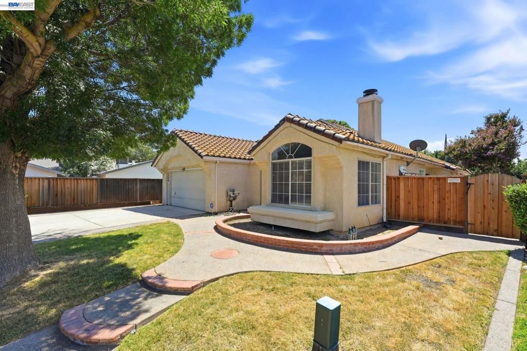 Image 3 of property listing at 1520 Deer Run Ln, Tracy, CA 95376