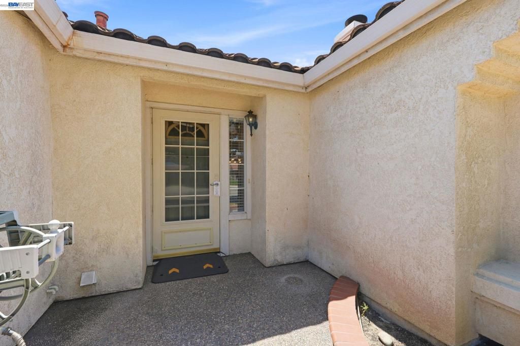 Image 4 of property listing at 1520 Deer Run Ln, Tracy, CA 95376
