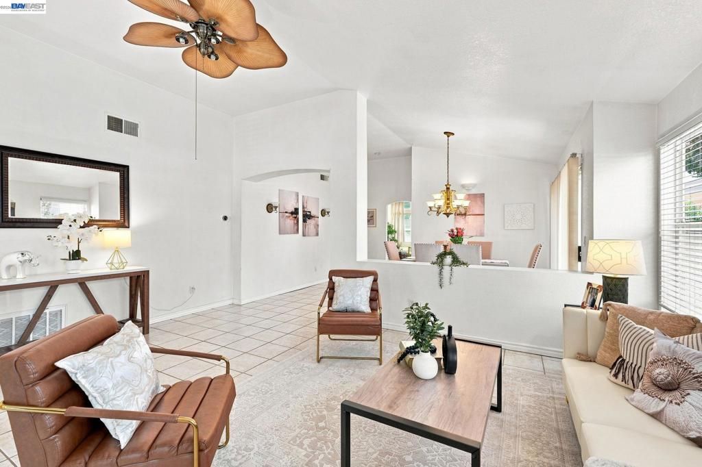 Image 6 of property listing at 1520 Deer Run Ln, Tracy, CA 95376