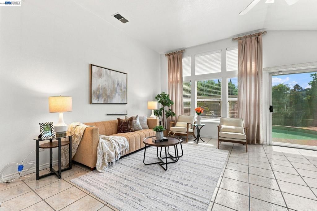 Image 8 of property listing at 1520 Deer Run Ln, Tracy, CA 95376