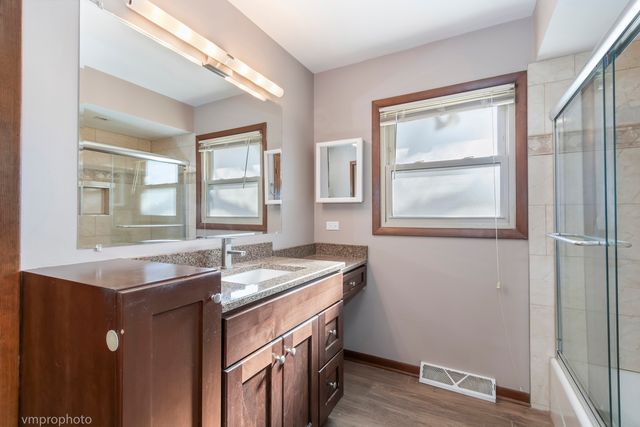 455 E Granville Avenue, Roselle, IL 60172