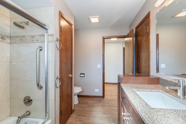 455 E Granville Avenue, Roselle, IL 60172