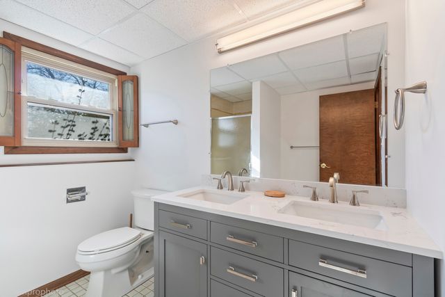 455 E Granville Avenue, Roselle, IL 60172