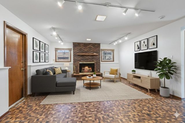 455 E Granville Avenue, Roselle, IL 60172