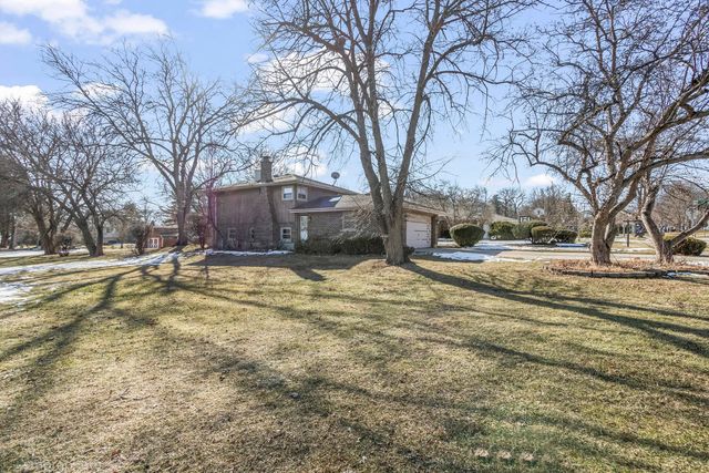 455 E Granville Avenue, Roselle, IL 60172