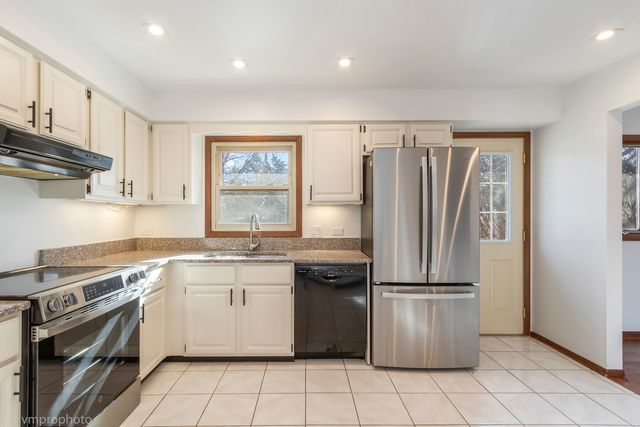 455 E Granville Avenue, Roselle, IL 60172