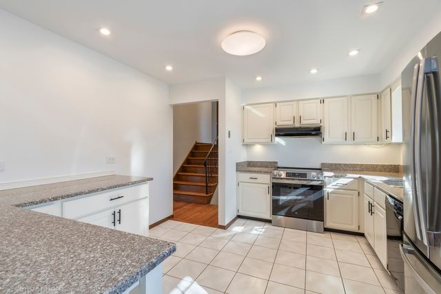 455 E Granville Avenue, Roselle, IL 60172