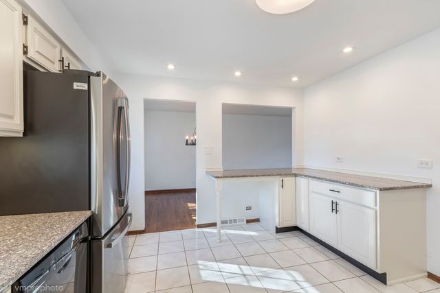 455 E Granville Avenue, Roselle, IL 60172