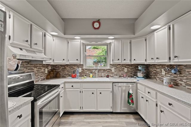 3018 Pebble Brook, Jeffersonville, IN 47130
