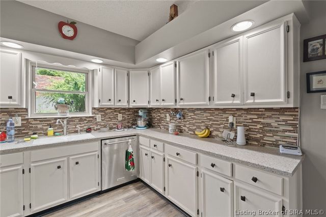 3018 Pebble Brook, Jeffersonville, IN 47130