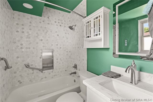 3018 Pebble Brook, Jeffersonville, IN 47130