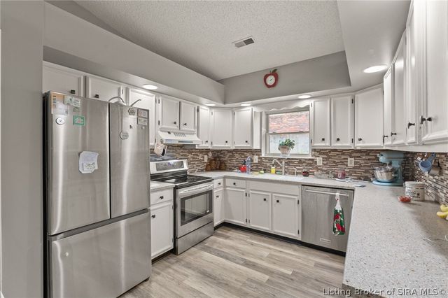 3018 Pebble Brook, Jeffersonville, IN 47130