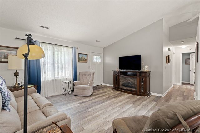 3018 Pebble Brook, Jeffersonville, IN 47130