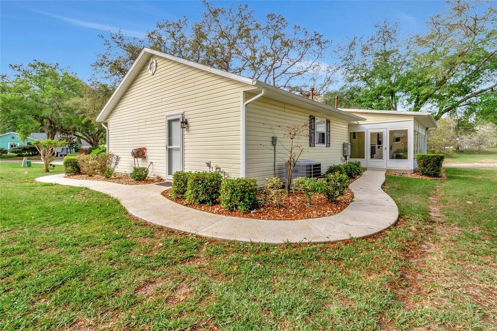 Image 12 of property listing at 1315 NOBLE COURT, Leesburg, FL 34788