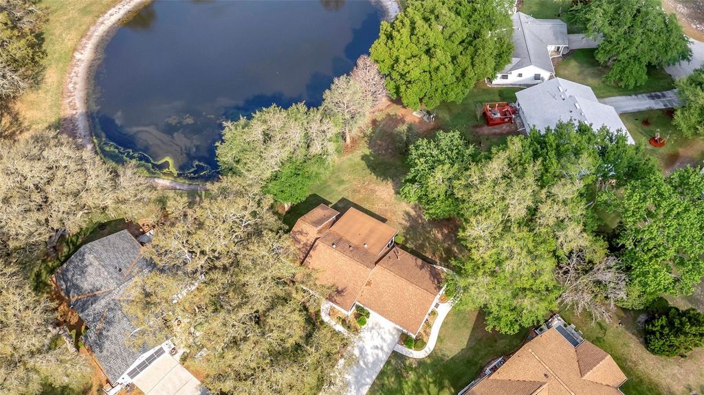 Image 19 of property listing at 1315 NOBLE COURT, Leesburg, FL 34788