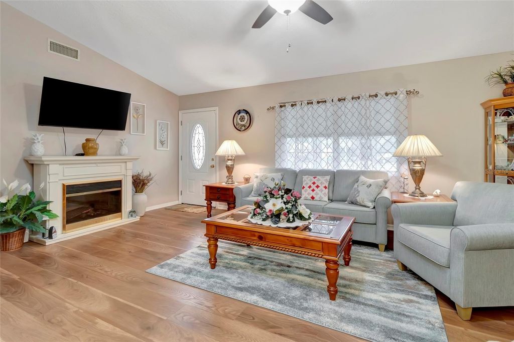 Image 10 of property listing at 1315 NOBLE COURT, Leesburg, FL 34788