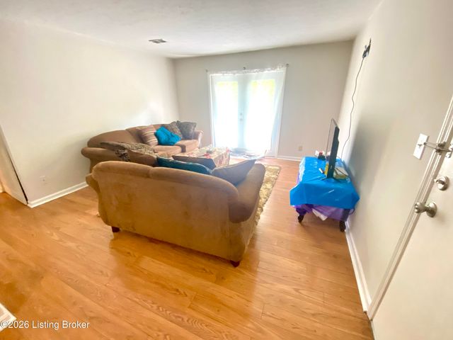 206 Flanders Ct 8, Louisville, KY 40218