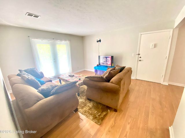 206 Flanders Ct 8, Louisville, KY 40218