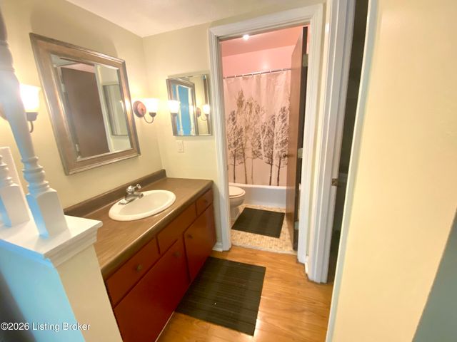 206 Flanders Ct 8, Louisville, KY 40218