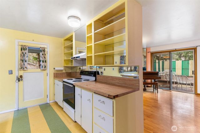 13758 Palatine Avenue N, Seattle, WA 98133