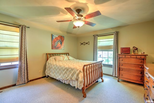 10611 N SLEEPY HOLLOW Road, Peoria, IL 61615
