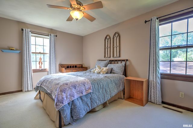 10611 N SLEEPY HOLLOW Road, Peoria, IL 61615